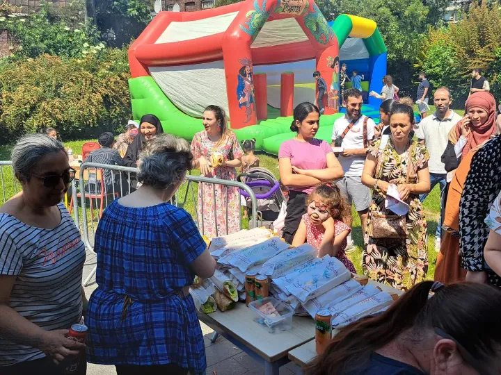 Habitants et bénévoles réunis lors d'une fête de quartier du Centre Social de l'Hommelet