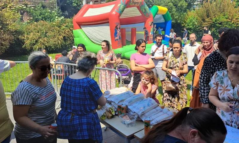 Habitants et bénévoles réunis lors d’une fête de quartier du Centre Social de l’Hommelet