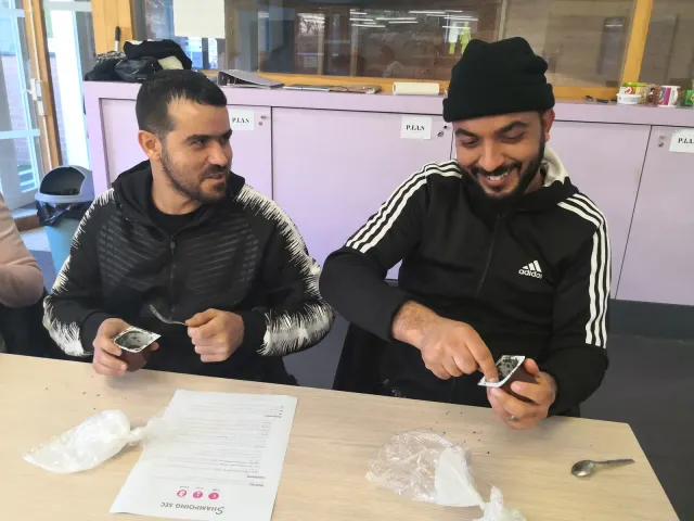 Deux participants souriants pendant un atelier avec la Maison de l’eau.