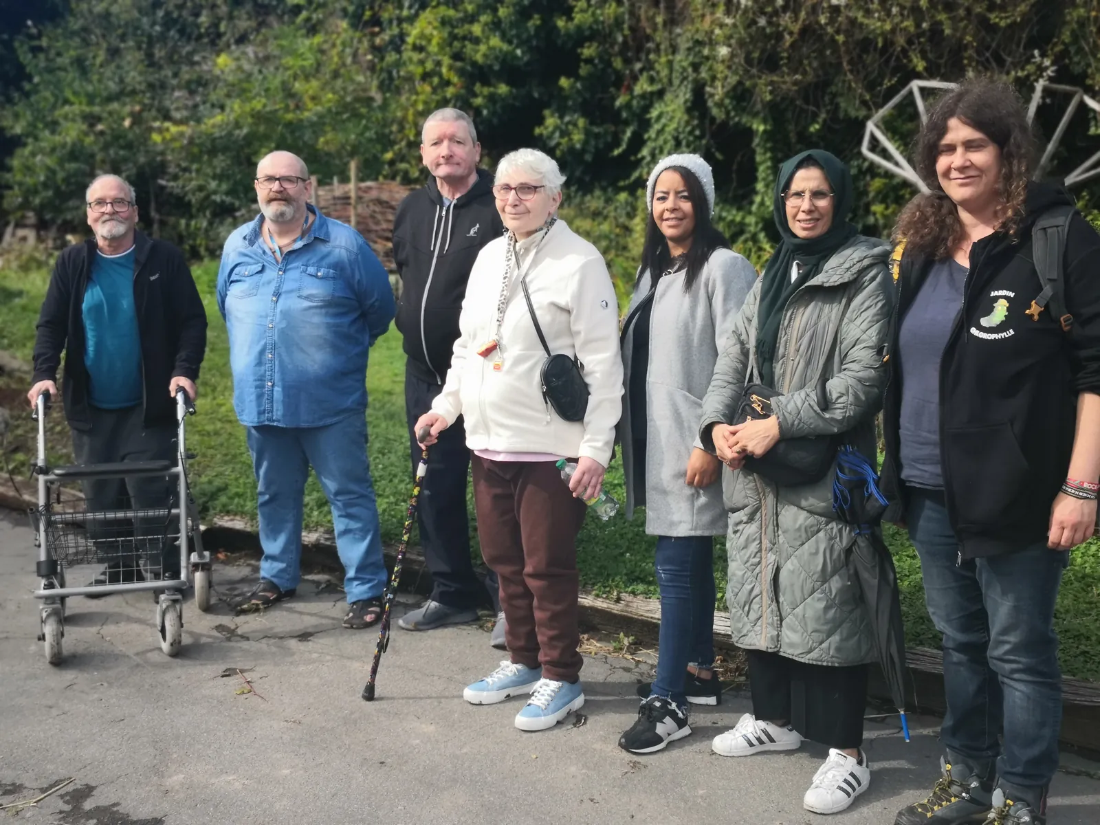 Un groupe de seniors et d’animatrices du Centre, en sortie au jardin Chlorophylle