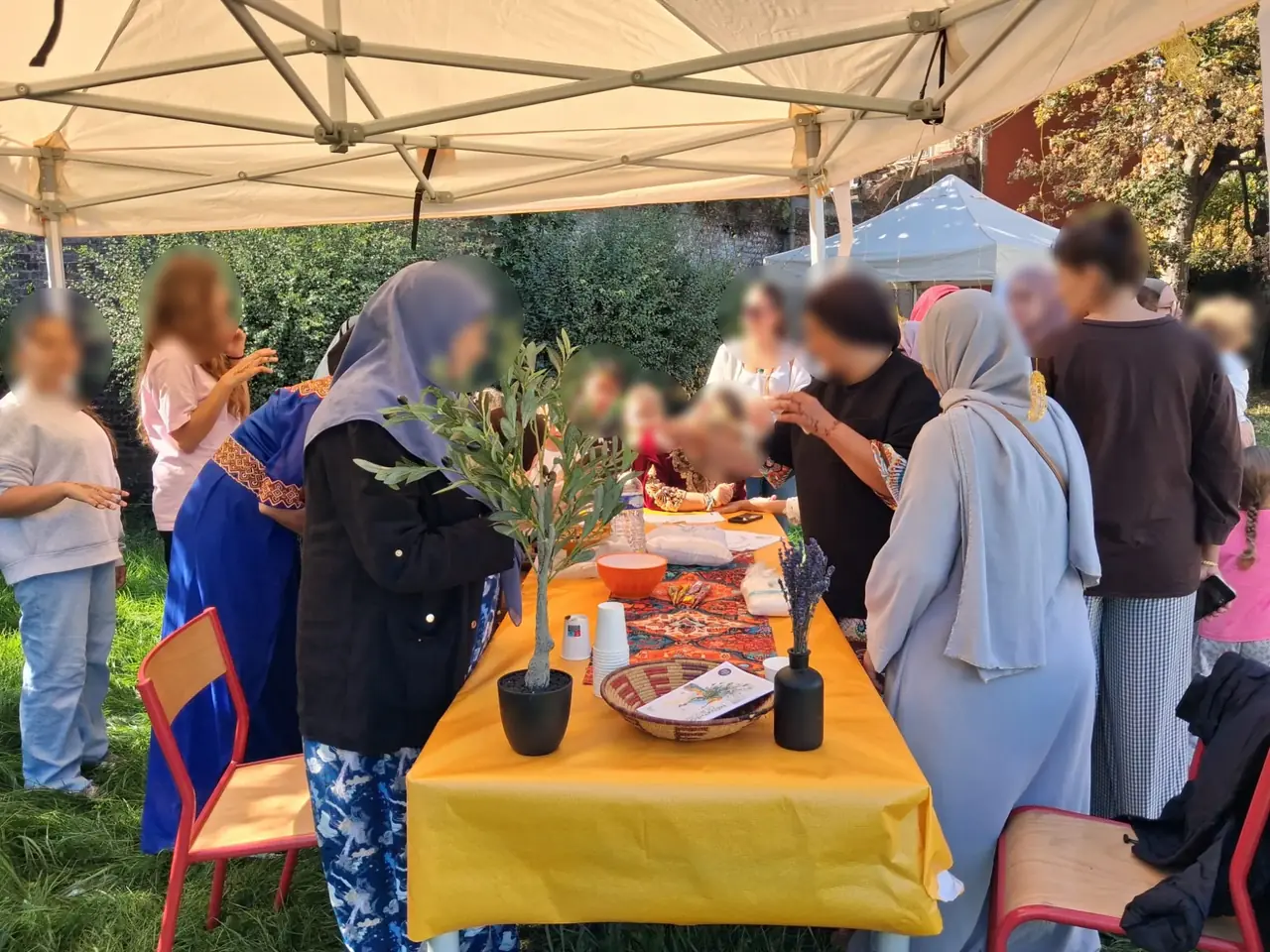 Stand henné sous un barnum, dans le jardin du Centre, pendant l’après-midi méditerranéenne