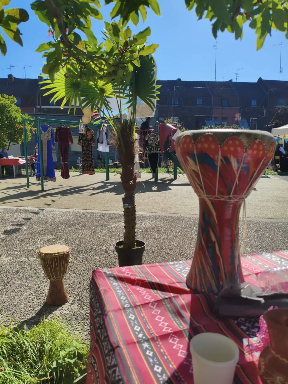 Darbouka et djembé posés près des stands