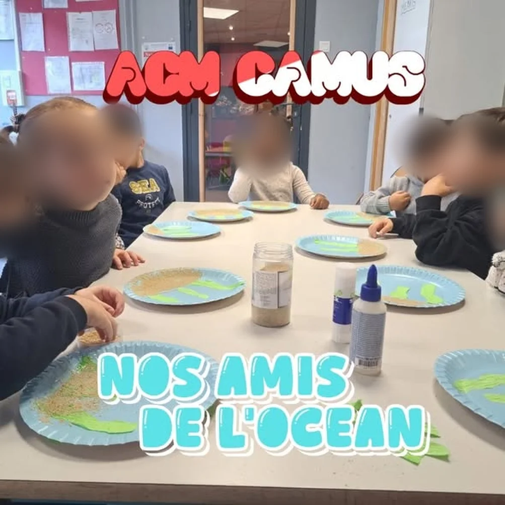 Des enfants autour d’une table décorent des assiettes en carton avec du sable et du papier vert (visages floutés)