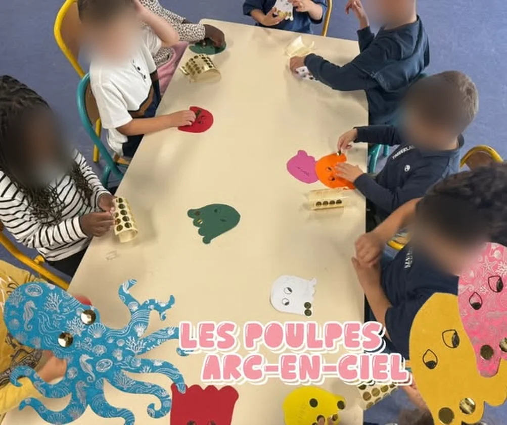 À l’ACM Camus, des enfants de 3 à 5 ans décorent des poulpes en papier de toutes les couleurs (visages floutés)