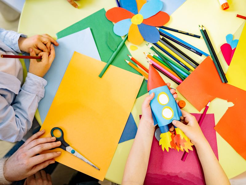 Illustration : atelier manuel et sensoriel pour jeunes enfants