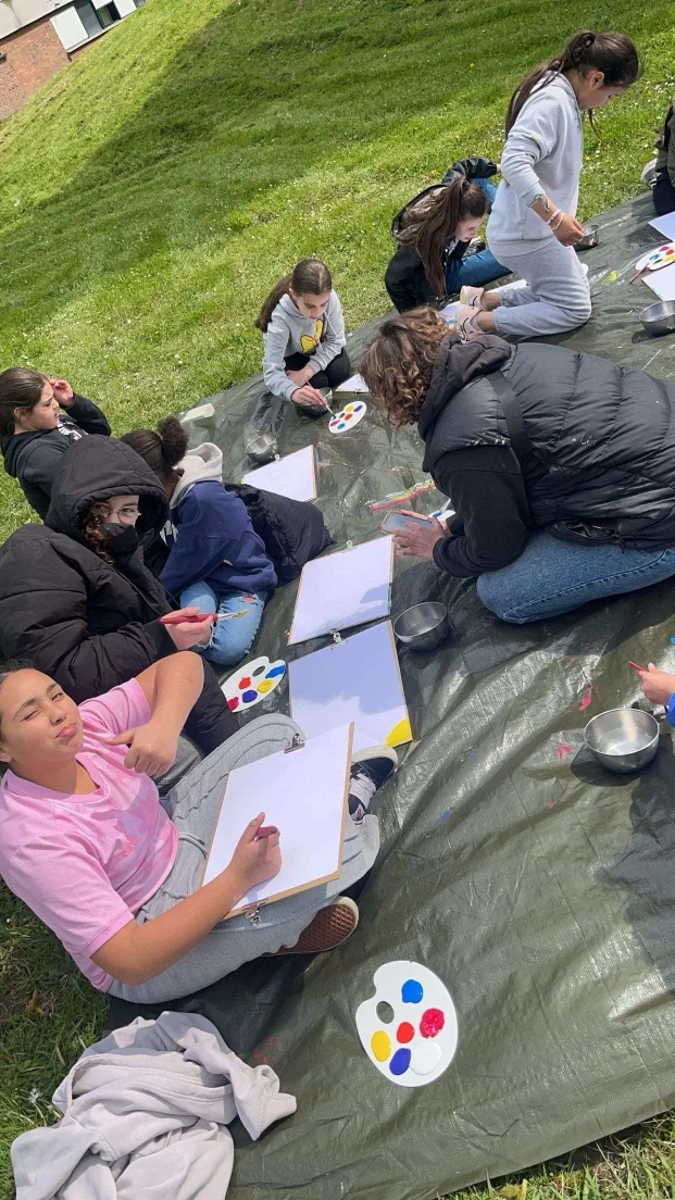 Jeunes en atelier artistique avec le centre social