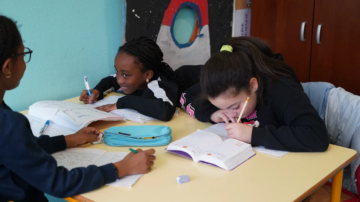 Aide aux devoirs en groupe