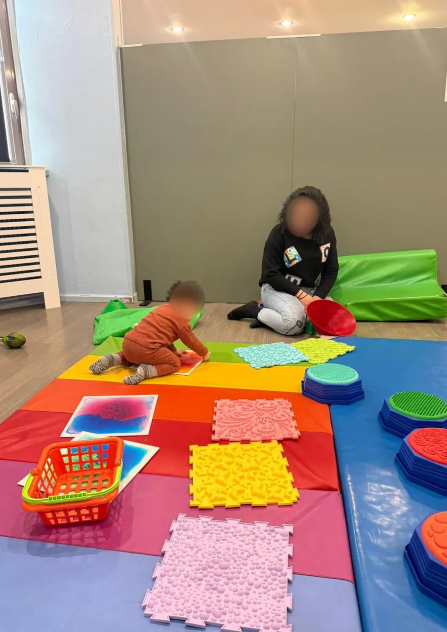 Un parcours de tapis colorés et sensoriels installé pour les tout-petits et leurs parents