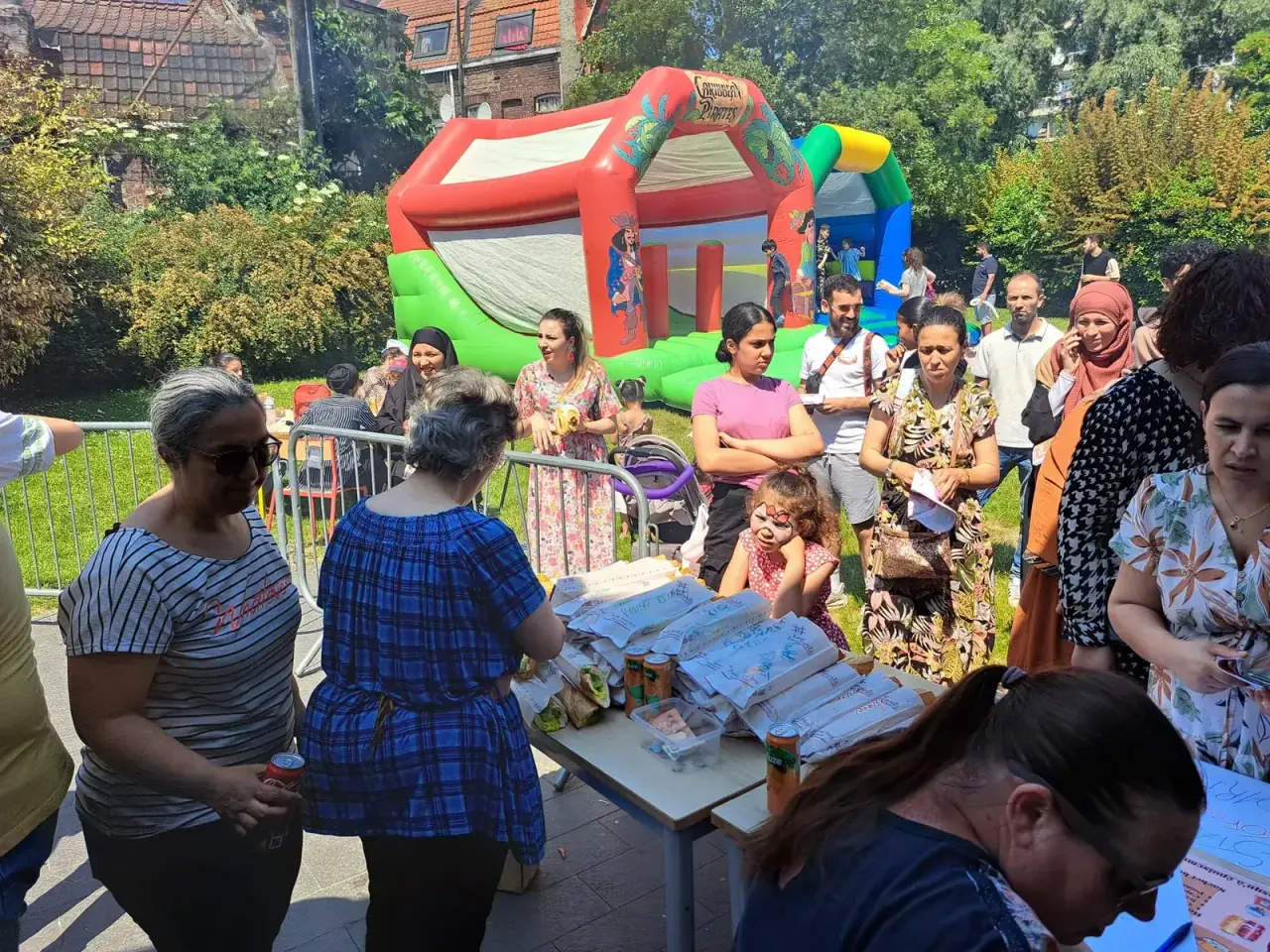 Animation conviviale sur le parvis du Centre Social de l’Hommelet