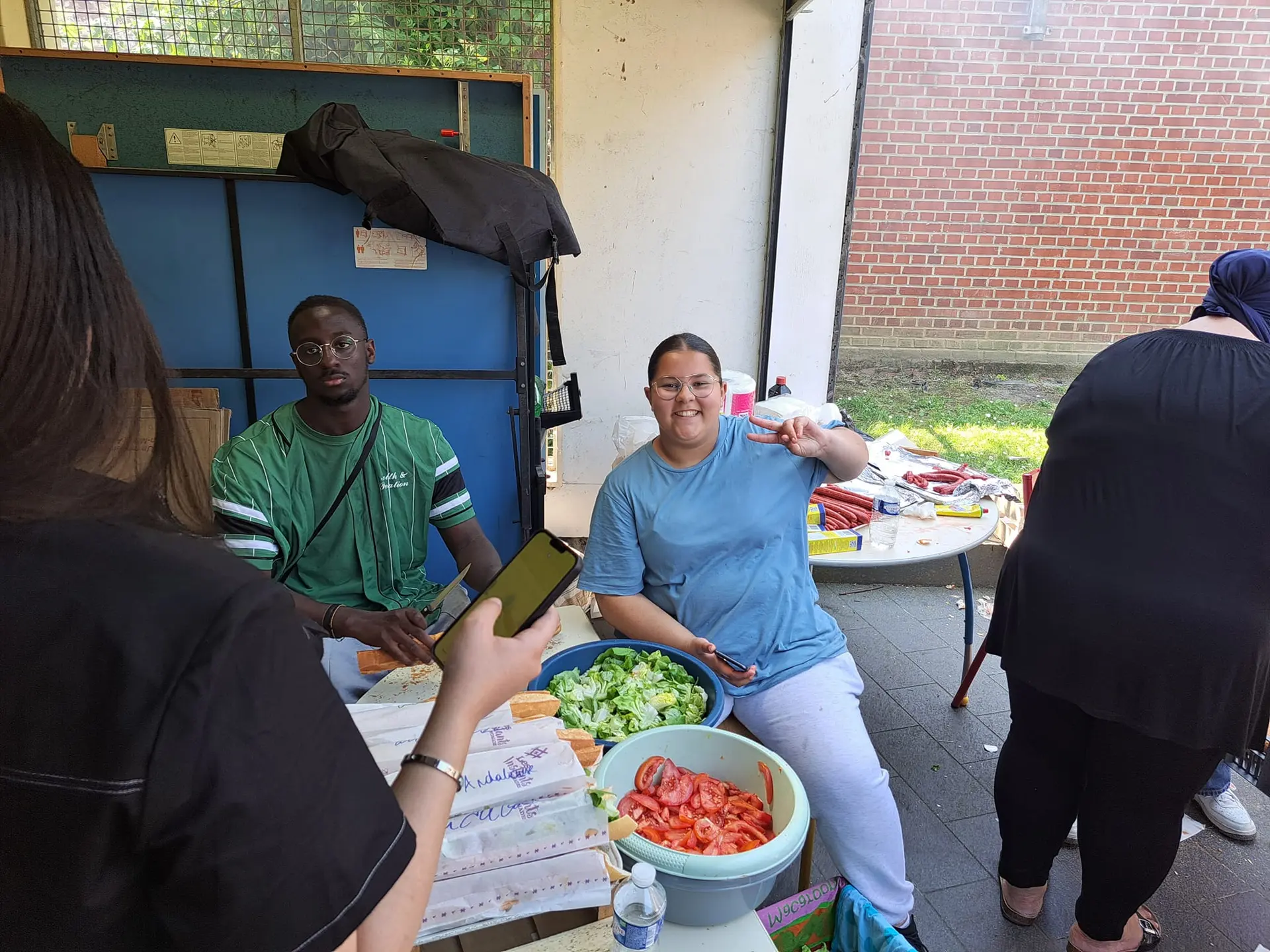 Rencontres et convivialité sur le parvis du Centre