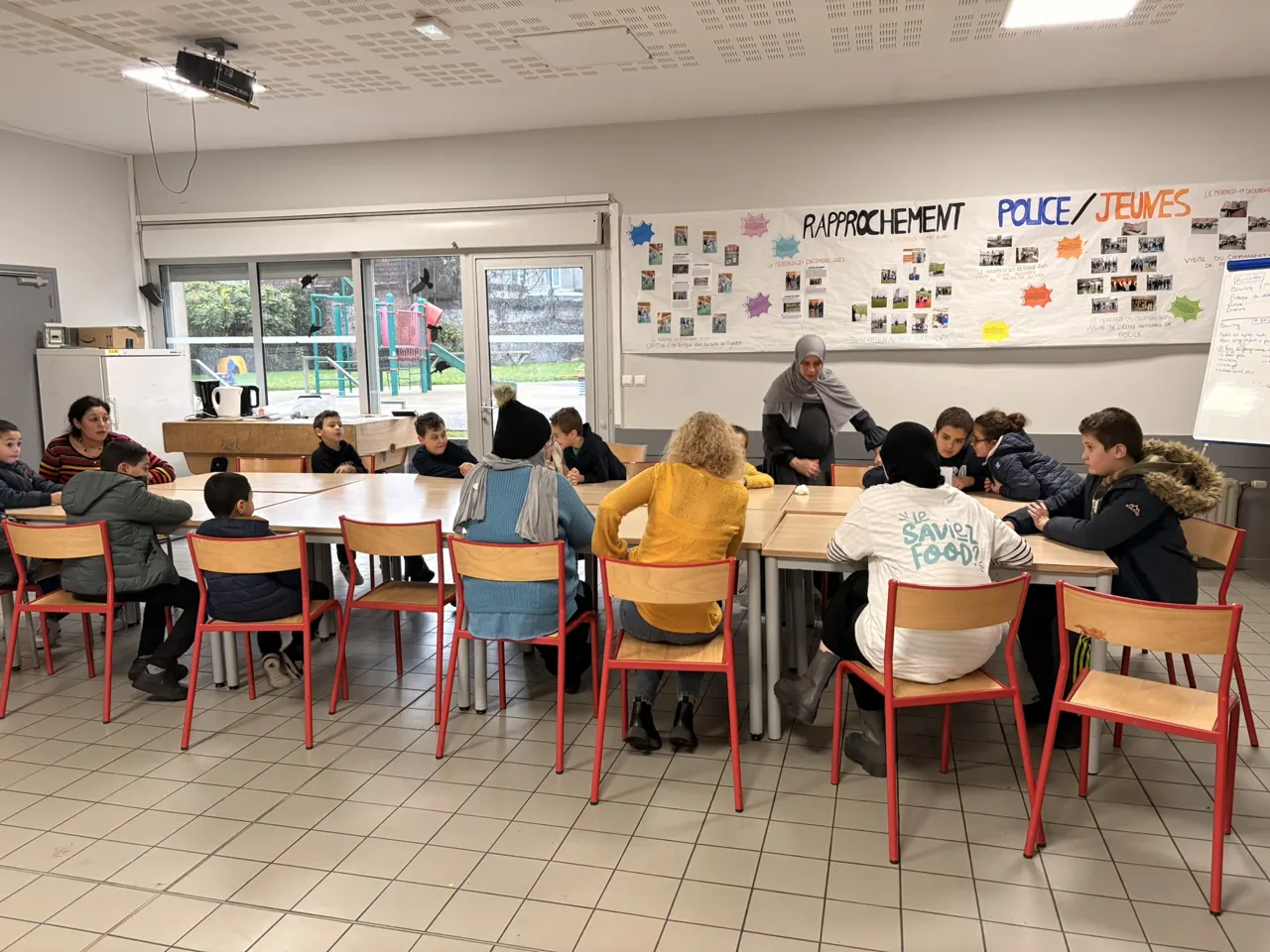 Parents et enfants réunis autour des tables lors d’un samedi en familles au Centre