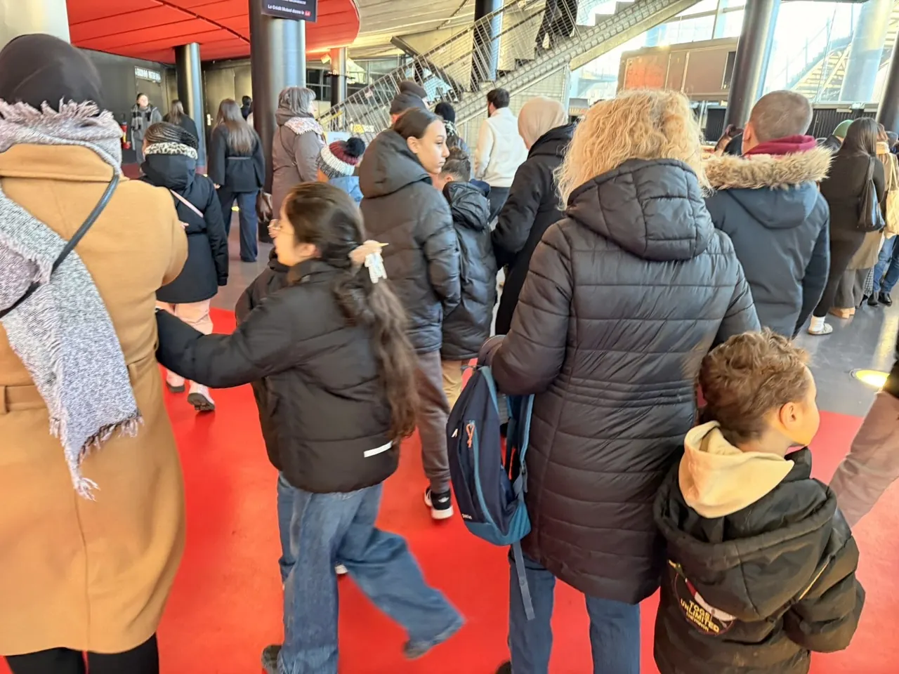 Parents et enfants en chemin lors d’une sortie organisée avec les familles