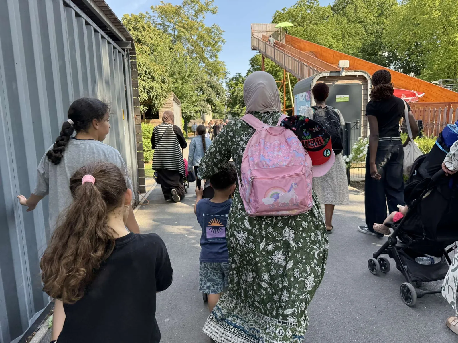 Des familles en balade lors d’une sortie au zoo, parents et enfants marchant ensemble