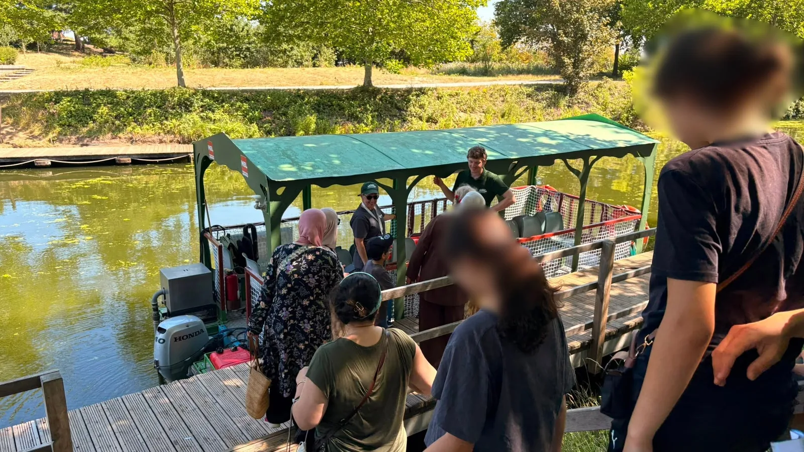 Familles profitant d’une balade fluviale rafraîchissante à bord de la Décidée
