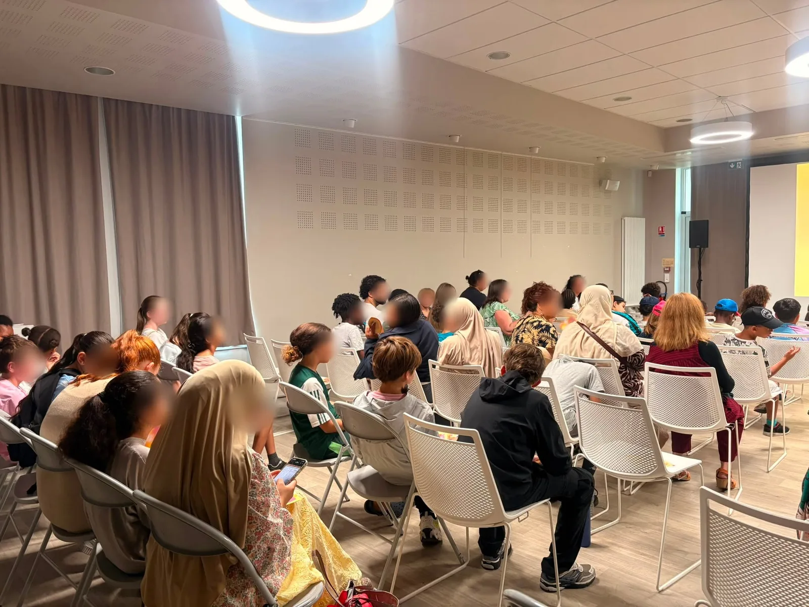 Familles réunies au Collège Rosa Parks pour la projection de Azur et Asmar