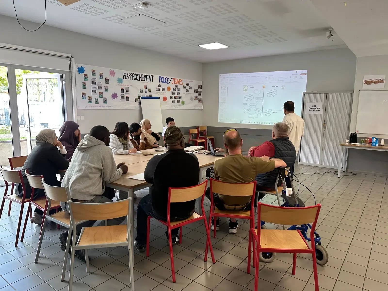Une réunion avec des habitants dans une salle du Centre Social de l’Hommelet