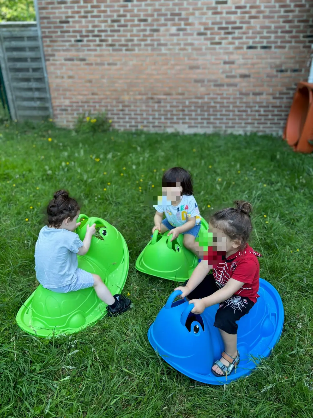 Enfant participant à un parcours de motricité au multi-accueil