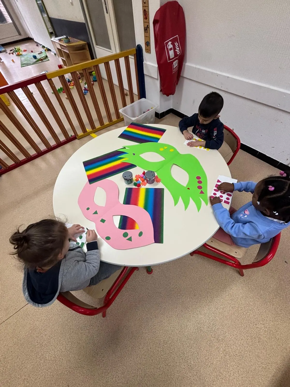 Enfants déguisés pendant le carnaval du multi-accueil